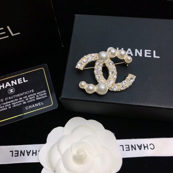 🌹Chanel Double C Large pearl brooch🌹 - Picture 1 of 7